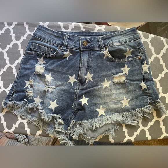 Distressed Star Denim Shorts - Picture 4 of 6